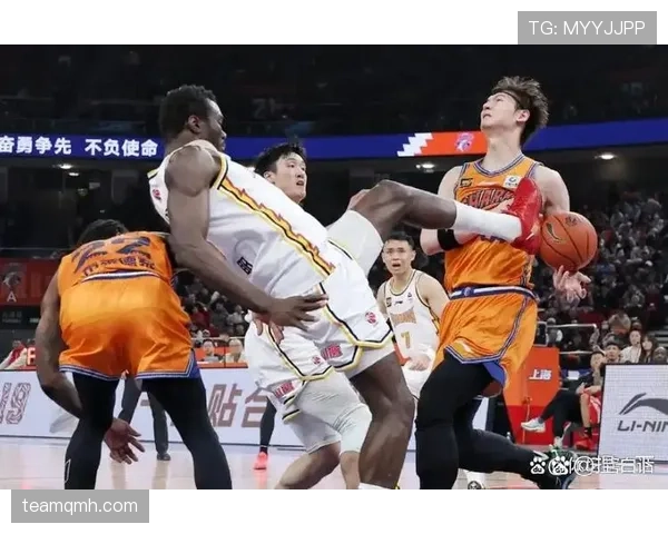 篮球比赛中违体犯规的判定标准解析 篮球比赛中违体犯规的判定标准解析